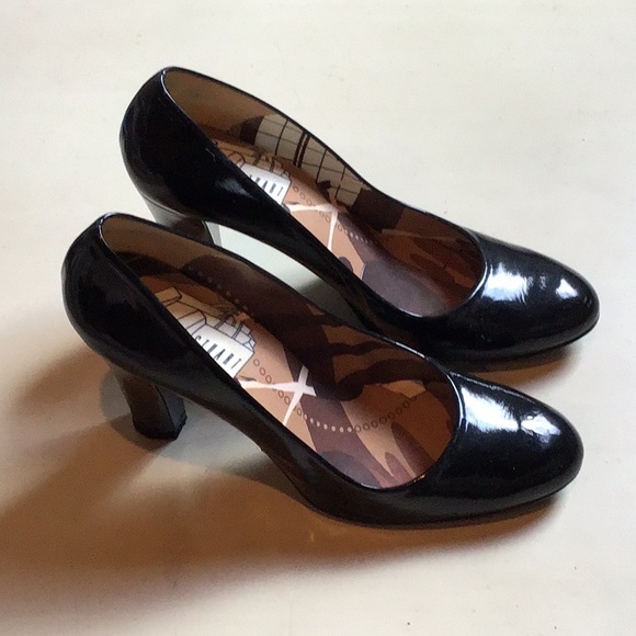 🌷STUART WEITZMAN BLACK PATENT PUMPS SIZE 8.5N - Picture 2 of 5